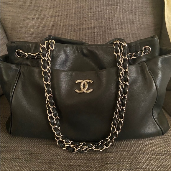 CHANEL Handbags - Chanel 🖤 Coco Mark Chain Crossbody Bag